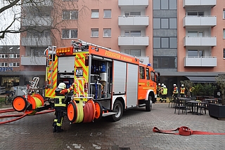 Ein Löschfahrzeug der Feuerwehr wurde vor dem Hochhaus in Position gebracht. (Foto: Frank)