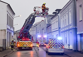 Mit Hilfe der Drehleiter holten Einsatzkräfte der Freiwilligen Feuerwehr Uetersen einen Patienten aus seiner Wohnung an der Straße Großer Wulfhagen. (Foto: Frank)