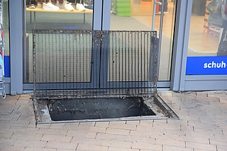 Der Rauch quoll aus Kellerfenstern. (Foto: Frank)