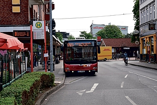 Der Überfall ereignete sich an der Bushaltestelle Holstenplatz vor dem Elmshorner Bahnhof. (Foto: Jan-Hendrik Frank)