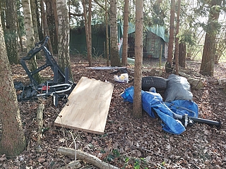 Achtlos in den Wald geworfen: Reifen, Müllsäcke, Wäschestände. (Foto: Polizeidirektion Bad Segeberg)