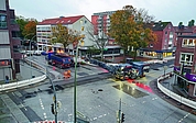 Es wird abgefräst und aufgestemmt: Auf der Kreuzung Holstenstraße/Schulstraße/Feldstraße und den angrenzenden Bereichen laufen die Bauarbeiten auf Hochtouren. (Foto: Strandmann)