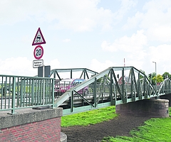 Die Drehbrücke über der Pinnau verbindet Neuendeich und Klevendeich. (Foto: Frank)