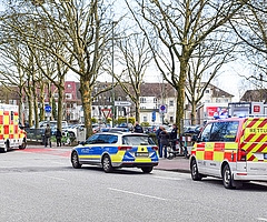 Der Verletzte wurde zunächst vor Ort in einem Krankenwagen versorgt, bevor er in die Klinik gebracht wurde. (Foto: Frank)