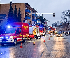 Bei dem Brand an der Friedensallee setzte die Feuerwehr eine Drehleiter ein. (Foto: Frank)