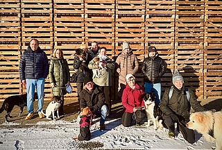 An mindestens 16 Stellen rund um den Herzhorner Rhin fanden diese Hundehalter während der vergangenen Wochen verdächtige Köder: Anja Hauschildt, Max Rüdl, Gaby und Udo Engelberg, Jan Sukowski, Kim Rohde, Sandra Wolfsteller, Regina Musgeld, Hilke Olsen und Sven Justus. (Foto: Musgeld)