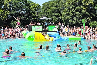 Es sollte das Highlight der Freibadsaison werden. Doch weil es zu kühl wird, zieht das Badepark-Team bei der Pool-Party die Notbremse. (Foto: Poolevents.de)