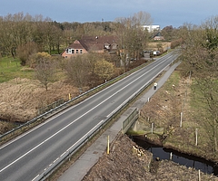 Die Kreisstraße 21 führt über die Bilsbek-Brücke, die jetzt saniert werden muss. (Foto: Julian Jenkel/GAB Umweltservice)
