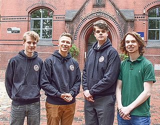 Die besten vier Abiturienten des Jahres an der Bismarckschule: Jarik Harm (von links, Abi-Schnitt 1,3), Joel Wahnung (1,3), Erik Morten Eichler (1,2) und Bjarne Volkmann (1,3). (Foto: Frank)