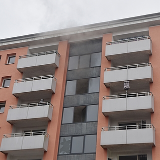 Dichter Rauch quoll aus den Fenstern des Treppenhauses. (Foto: Frank)