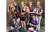Qualifizierten sich für die Deutsche Meisterschaft Hobby Horsing: Hannah Rodig (oben von links) und Mieke Range gelangten unter die Top5 Deutschlands in der Altersklasse U15. Sie setzten sich gegen knapp 130 Mitbewerber in der Dressurprüfung durch, Hannah zusätzlich im Stilspringen gegen fast 200 Konkurrentinnen. Antreten dürfen auch Ina von Bocksen, Josephine Jensen, Aleksa Jacobs (unten von links) und Eva Boll. (Foto: Melanie Range)