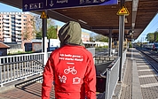 Ein Reisendenhelfer steht am Elmshorner Bahnhof bereit. Bei Bedarf unterstützt er Fahrgäste beim Tragen von Koffern, Fahrrädern und Kinderwagen. (Foto: Frank)