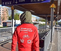 Ein Reisendenhelfer steht am Elmshorner Bahnhof bereit. Bei Bedarf unterstützt er Fahrgäste beim Tragen von Koffern, Fahrrädern und Kinderwagen. (Foto: Frank)