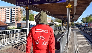 Ein Reisendenhelfer steht am Elmshorner Bahnhof bereit. Bei Bedarf unterstützt er Fahrgäste beim Tragen von Koffern, Fahrrädern und Kinderwagen. (Foto: Frank)