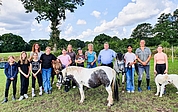 Das Projekt „Pferdeführerschein“ führte sie zusammen: Die Erwachsenen Kerstin Boos und Jil Nielsen vom Team Ganztag KGSE (v. l.), Britta Sey (Trainerin Reittherapie), Rolf Heidenberger (Vorsitzender Stiftung „Appen musiziert“), Sibylle Kumm (Trainerin), die Mädchen der KGSE sowie die Ponys Pico, Pinky und Pucky und Hund Lyo. (Foto: Stadt Elmshorn)
