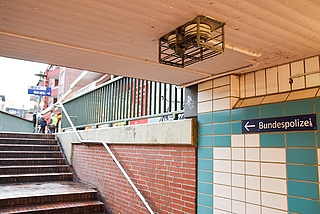 Die Elmshorner Bahnhofsunterführung wird mit Kameras überwacht. Die Stadt sieht keine Notwendigkeit, den Alkoholkonsum zu verbieten. (Archiv: Frank)