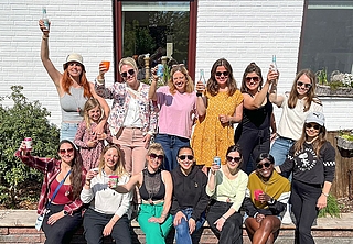 Die Frauen der Muttertags-Radtour aus Klein-Nord-Ende: ein starkes, buntes und solidarisches Team, das sich jedes Jahr gemeinsam auf den Weg nach Kollmar macht – für mehr Selbstfürsorge, Gleichberechtigung und Freude am Leben. (Foto: Isabelle Hachmann)