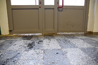 Durch die Spalte unter den Türen der Elmshorner Bahnhofshalle pfeift der Wind. Die Bahnhofsmission kann nicht dagegen anheizen. (Foto: Frank)