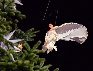 Die Engelsakrobatin fliegt hoch über den Köpfen der Menge über dem Alten Markt. (Foto: Frank)