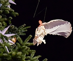 Die Engelsakrobatin fliegt hoch über den Köpfen der Menge über dem Alten Markt. (Foto: Frank)