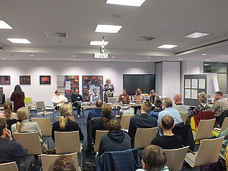 In einem Workshop arbeiteten Menschen unterschiedlichen Alters gemeinsam am Thema Inklusion. (Foto: Kreis Pinneberg)