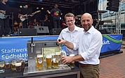 Das erste Fass ging aufs Haus: Bürgervorsteher Daniel Kölbl (links) und Bürgermeister Christopher Radon zapften ein Tornescher Helles nach dem anderen. (Foto: Frank)