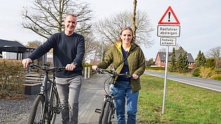 Rechnen damit, dass der Weg bald wieder für Radfahrende freigegeben wird: Unternehmer Sören Hamann und die CDU-Landtagsabgeordnete Birte Glißmann. (Foto: Frank)
