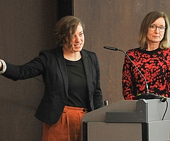 Als fachkundige Referentinnen beleuchteten Marieke Fröhlich (Womens International League for Peace and Freedom) und Dagmar Schumacher (UN Women) vor allem die Resolution 1325 des UN-Sicherheitsrates. (Foto: Torben Hinz, Stadt Elmshorn)
