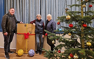 Bescherung in Jündewatt: Immo Neufeldt übergab Monika Sørensen (Mitte) und Cilli Guldager vom Trägerverein Deutsches Haus Jündewatt einen Basketballkorb. (Foto: Neufeldt)
