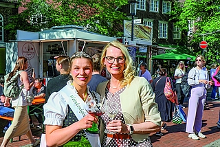 Zwei strahlende Majestäten: Die neue Elmshorner Weinkönigin Franziska Sandberg (li.) mit Vorgängerin Becky Barwieck, die 2025 die Krone trug. (Foto: Strandmann)