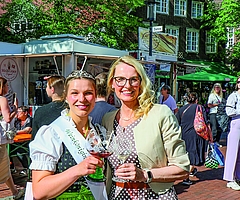 Zwei strahlende Majestäten: Die neue Elmshorner Weinkönigin Franziska Sandberg (li.) mit Vorgängerin Becky Barwieck, die 2025 die Krone trug. (Foto: Strandmann)