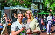 Zwei strahlende Majestäten: Die neue Elmshorner Weinkönigin Franziska Sandberg (li.) mit Vorgängerin Becky Barwieck, die 2025 die Krone trug. (Foto: Strandmann)