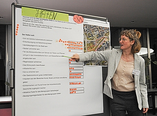 Beate Hafemann vom Büro TOLLERORT analysiert, welche drei Ziele die Workshop-Teilnehmenden im Bereich „Hafen“ Priorität einräumen. (Foto: Torben Hinz, Stadt Elmshorn)