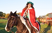 Marie Cords und ihr Pferd Tosca werden an der Spitze eines Laternenumzugs durch das Uetersener Klosterviertel reiten. (Foto: Frank)