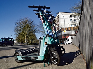 Der Anbieter Dott stellte seine E-Roller gestern zum Beispiel auf der Wedenkamp-Brücke bereit. Auf den Fahrzeugen sind die Schriftzüge Dott und TIER zu lesen. Diese Anbieter schlossen sich zusammen. (Foto: Frank)