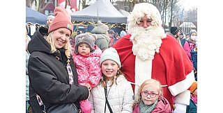 Viele Menschen ließen sich mit dem Weihnachtsmann fotografieren. (Foto: Frank)