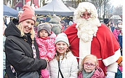 Viele Menschen ließen sich mit dem Weihnachtsmann fotografieren. (Foto: Frank)