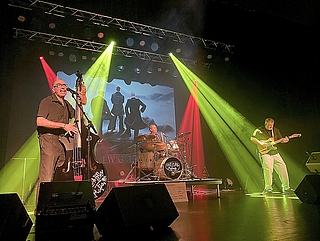 Für das musikalische Rahmenprogramm sorgte die „Rockabilly Mafia“ selbst – unter anderem mit Songs von ihrem neuem Album „Ewigkeit“. (Foto: Mario Meisberger / Stadt Elmshorn)