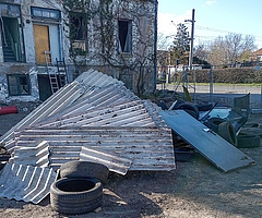 Diese asbesthaltigen Materialien wurden vermutlich am 5. April am alten Horster Bahnhof abgeladen. (Foto: Polizei)