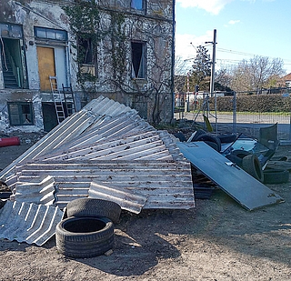 Diese asbesthaltigen Materialien wurden vermutlich am 5. April am alten Horster Bahnhof abgeladen. (Foto: Polizei)