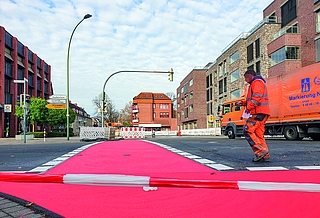 Die Markierung der Kreuzung ist schon geschafft. Aktuell laufen die Arbeiten in der Feldstraße. (Foto: Strandmann) 