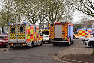Zahlreiche Krankenwagen und Einsatzfahrzeuge der Feuerwehr standen auf dem Holstenplatz. (Foto: Frank) 