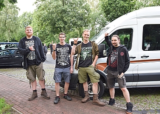 Diese Briten haben bereits 1000 Kilometer im Van zurückgelegt, als sie auf dem Rastplatz Forst Rantzau eine Pause einlegen: Jack Rogerson (von links), Richard Haigh,  Ben Hudson und Matt Atkinson. (Foto: Frank)