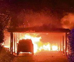 In Elmshorn ging am Ginsterweg ein Carport in Flammen auf. (Foto: Kreisfeuerwehrverband Pinneberg)