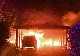 In Elmshorn ging am Ginsterweg ein Carport in Flammen auf. (Foto: Kreisfeuerwehrverband Pinneberg)