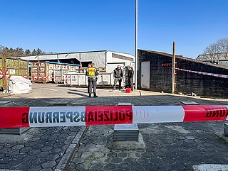 Der Kampfmittelräumdienst begutachtete den Fund. Polizeibeamte sicherten die Fundstelle. (Foto: GAB, Julian Jenkel)