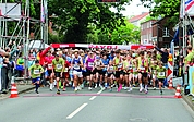 Und ab geht‘s: Wie immer hatte das Publikum den Countdown lautstark mit heruntergezählt, ehe das 5 Kilometer-Feld auf die Strecke ging. (Foto: Strandmann)