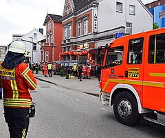 Rettungskräfte betreuten Menschen, die über Atemwegsreizungen klagten. (Foto: Frank)