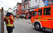Rettungskräfte betreuten Menschen, die über Atemwegsreizungen klagten. (Foto: Frank)