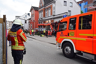 Rettungskräfte betreuten Menschen, die über Atemwegsreizungen klagten. (Foto: Frank)